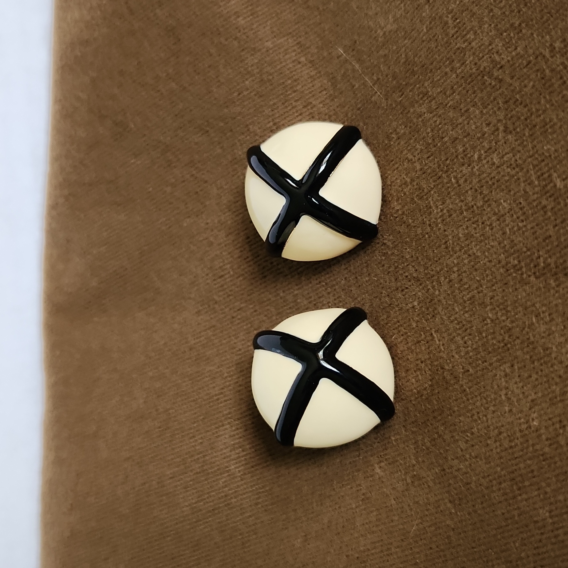 St John White With Black Criss-Cross Stripe Clip On Earrings